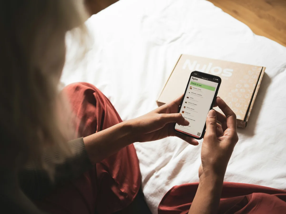 Ospite che prenota da smartphone, Airbnb hotel e canali di vendita