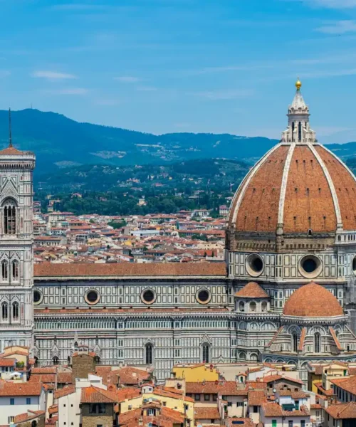 Turismo a Firenze 2026: la cupola del Duomo sotto il sole dell'estate segnata dal caldo