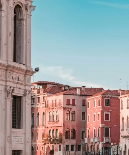 Canale di Venezia con gondole, il contributo di accesso sale nel 2027