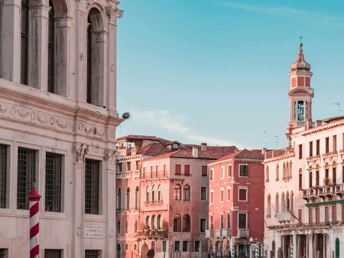 Canale di Venezia con gondole, il contributo di accesso sale nel 2027