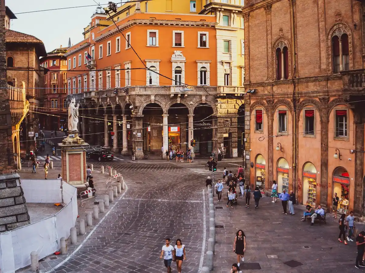 Turismo in Emilia-Romagna: piazza e portici nel centro storico di Bologna