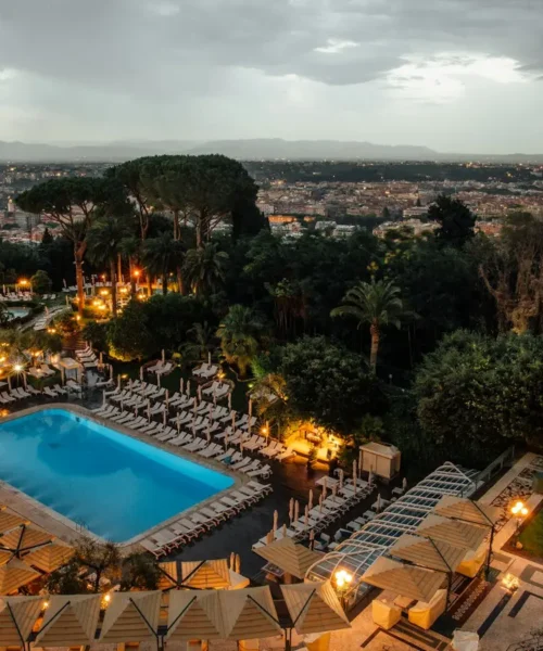 Hotel di lusso a Roma: piscina e giardino di un albergo di alta gamma nella Capitale