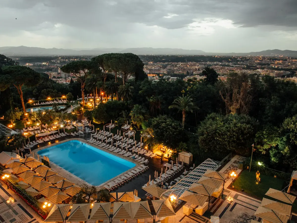 Hotel di lusso a Roma: piscina e giardino di un albergo di alta gamma nella Capitale