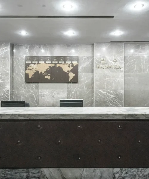 Reception di hotel con schermo di dati, intelligenza artificiale hotel