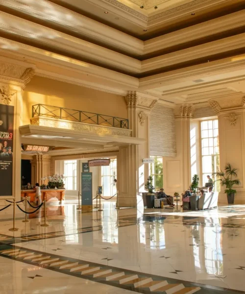 Hall di un grande albergo illuminata dal sole: investimenti alberghieri in Italia e riposizionamento degli hotel