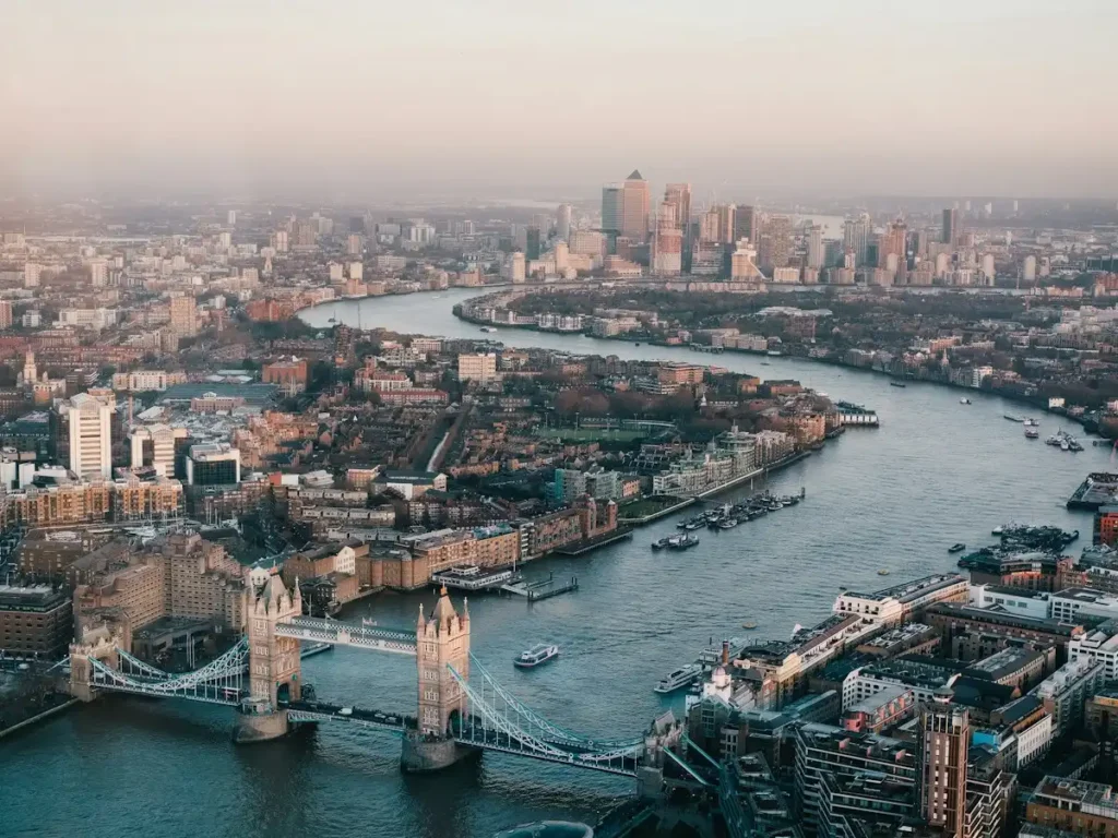 Investimenti alberghieri: veduta aerea di Londra con il Tamigi e il Tower Bridge, mercato pi&ugrave; liquido d'Europa nel 2026