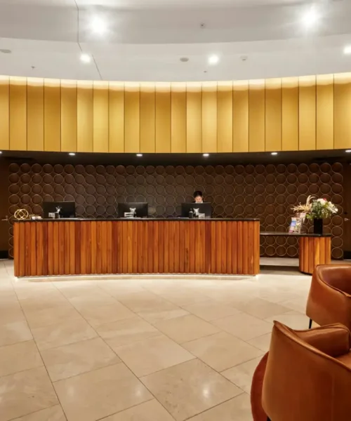 Margini hotel indipendenti: bancone della reception di un albergo con arredi in legno chiaro