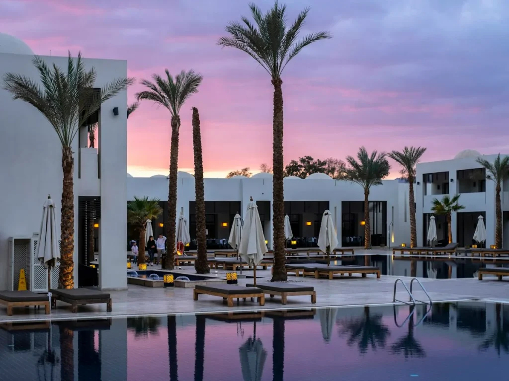 Resort all inclusive di lusso sul Mediterraneo: piscina e palme al tramonto, il modello che Marriott porta in Turchia con The Ritz-Carlton Kemer