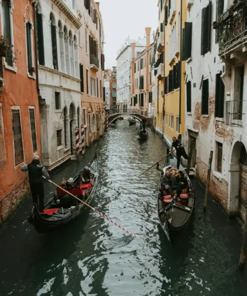 Nuovo hotel a Venezia, gondole e acqua della laguna veneziana