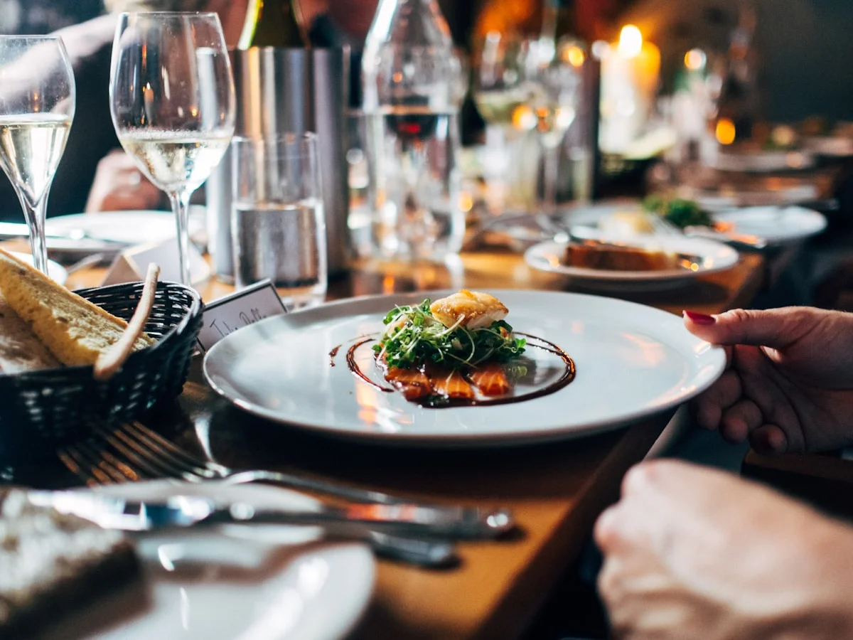 Personale hotel: servizio di sala in un ristorante alberghiero, le figure più richieste