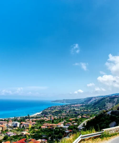 Borgo sulla costa, la promozione turistica Calabria punta sui mercati esteri