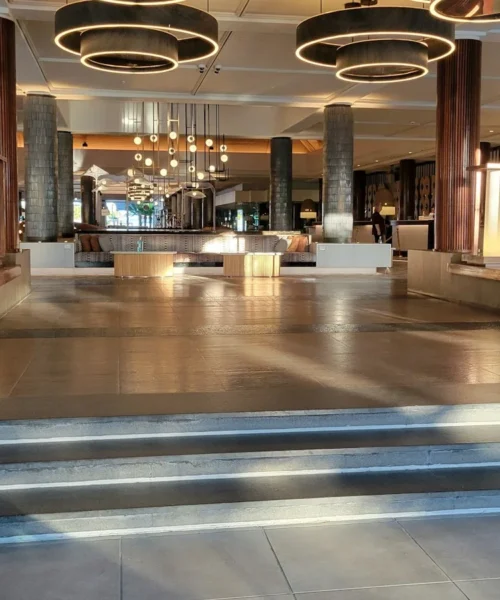 Rebranding alberghiero, hall di un hotel di lusso con scalinata