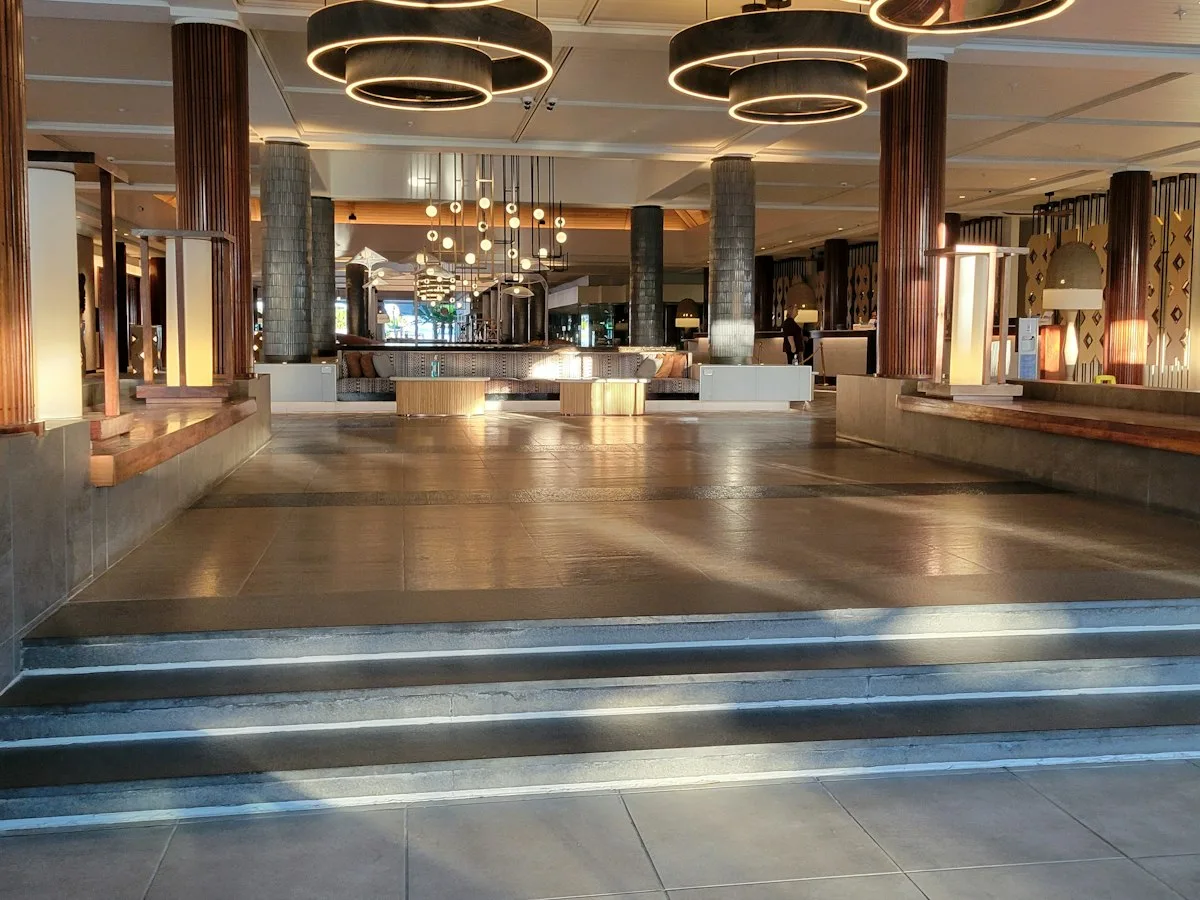 Rebranding alberghiero, hall di un hotel di lusso con scalinata