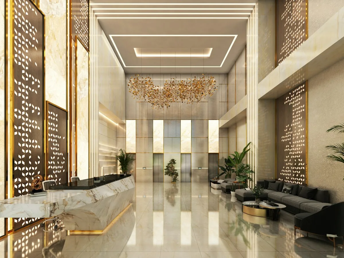Recruiting alberghiero, hall di hotel con desk reception e sedute