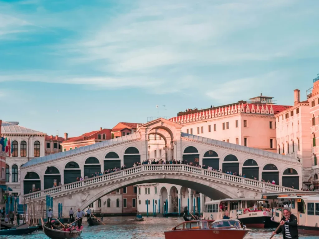 Regolamento UE affitti brevi: veduta del Ponte di Rialto a Venezia, tra le citt&agrave; italiane sotto stress abitativo