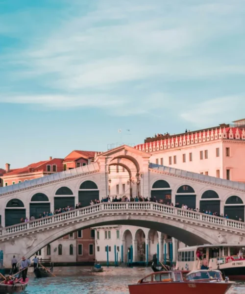 Regolamento UE affitti brevi: veduta del Ponte di Rialto a Venezia, tra le citt&agrave; italiane sotto stress abitativo