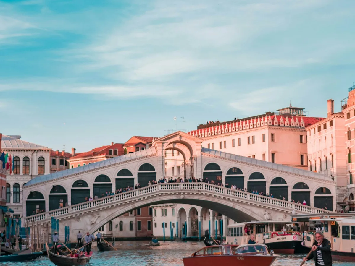 Regolamento UE affitti brevi: veduta del Ponte di Rialto a Venezia, tra le citt&agrave; italiane sotto stress abitativo