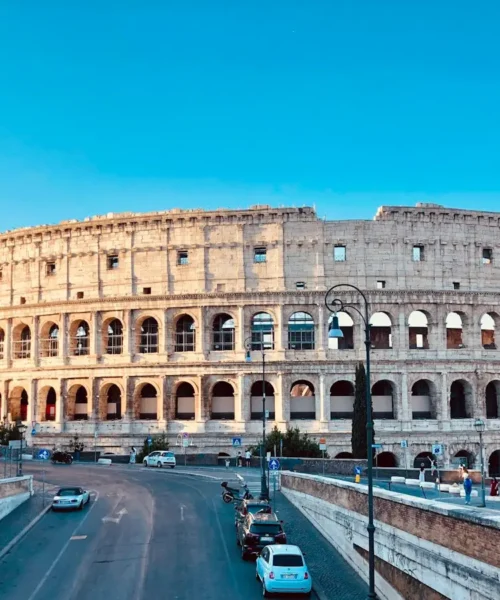 Spesa dei turisti stranieri: il Colosseo a Roma visto dalla strada in una giornata di sole