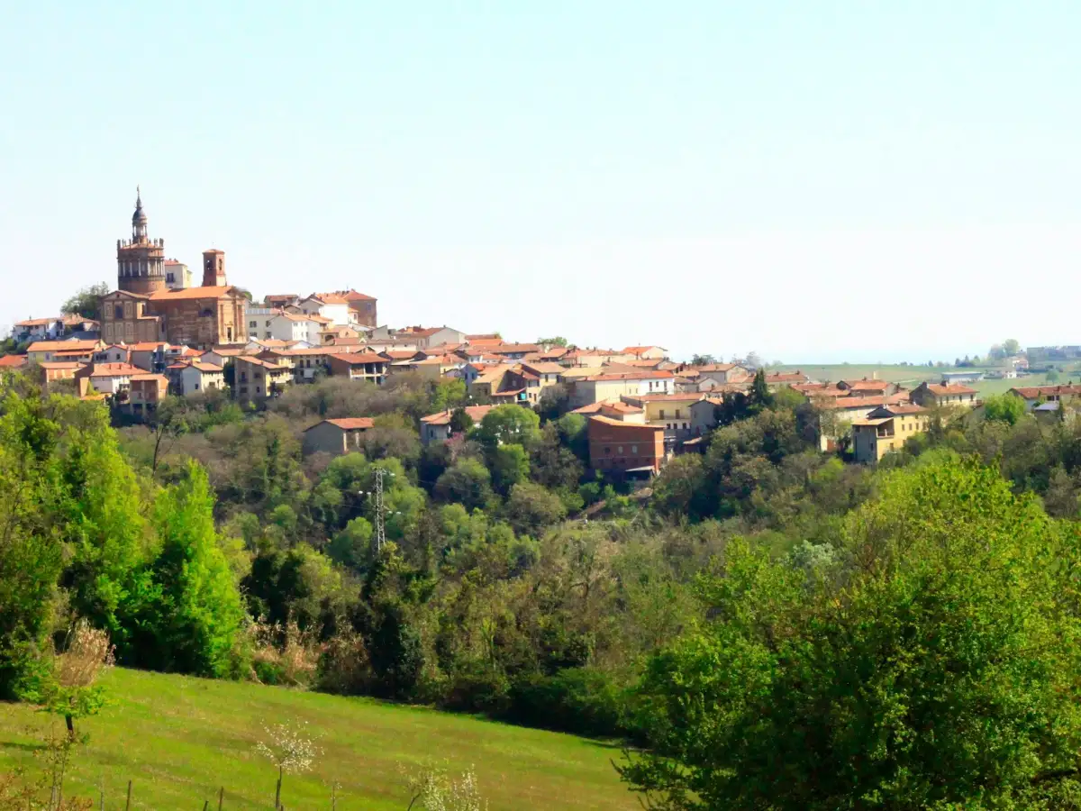 Strategia nazionale del turismo: borgo collinare italiano circondato dal verde