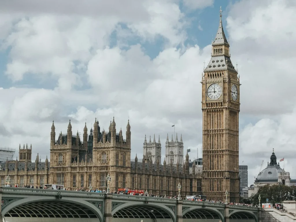 Tassa di soggiorno: il palazzo di Westminster a Londra, dove si discute il prelievo sui pernottamenti senza tetto nazionale