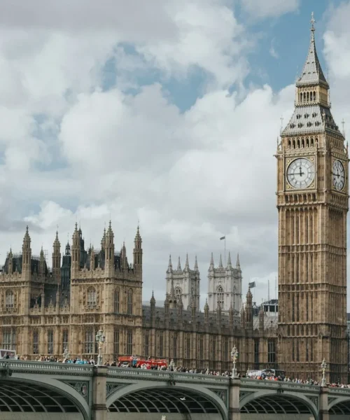 Tassa di soggiorno: il palazzo di Westminster a Londra, dove si discute il prelievo sui pernottamenti senza tetto nazionale