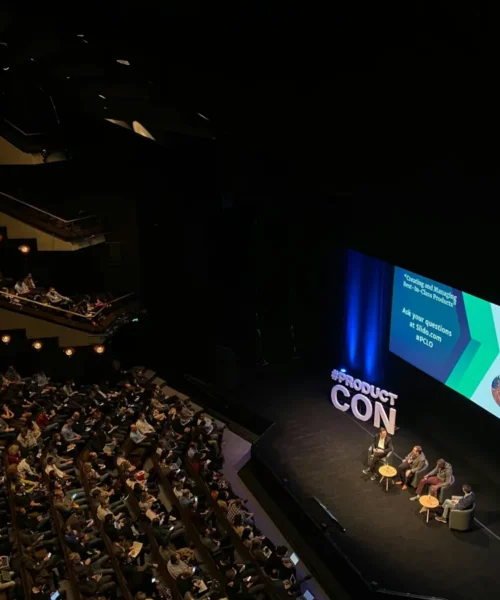 Turismo degli eventi, platea di un auditorium durante un incontro pubblico
