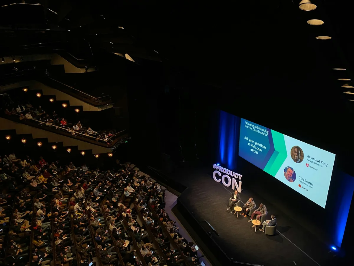 Turismo degli eventi, platea di un auditorium durante un incontro pubblico