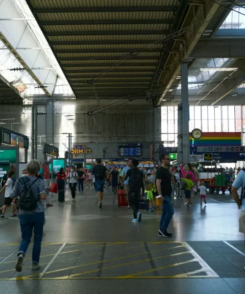 Viaggiatori in una grande stazione europea: turismo internazionale nel primo semestre 2026
