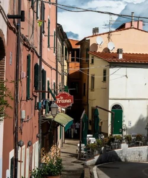 Palazzi residenziali in una via italiana, affitti brevi e annunci Airbnb