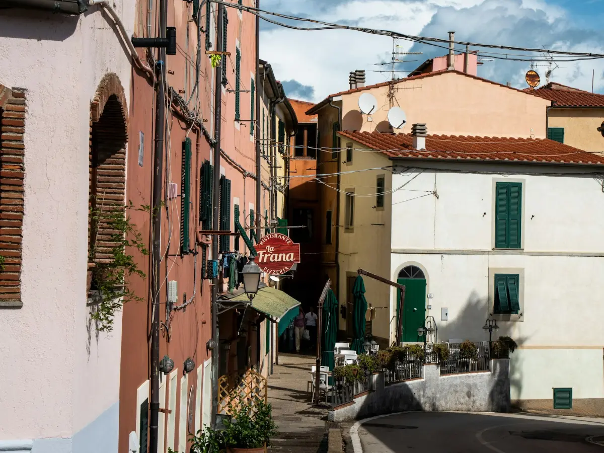 Palazzi residenziali in una via italiana, affitti brevi e annunci Airbnb