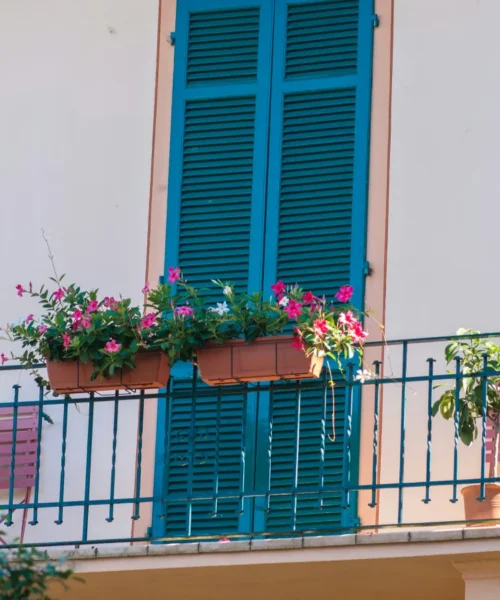 Palazzo con balconi fioriti, gli affitti brevi nelle citt&agrave; italiane