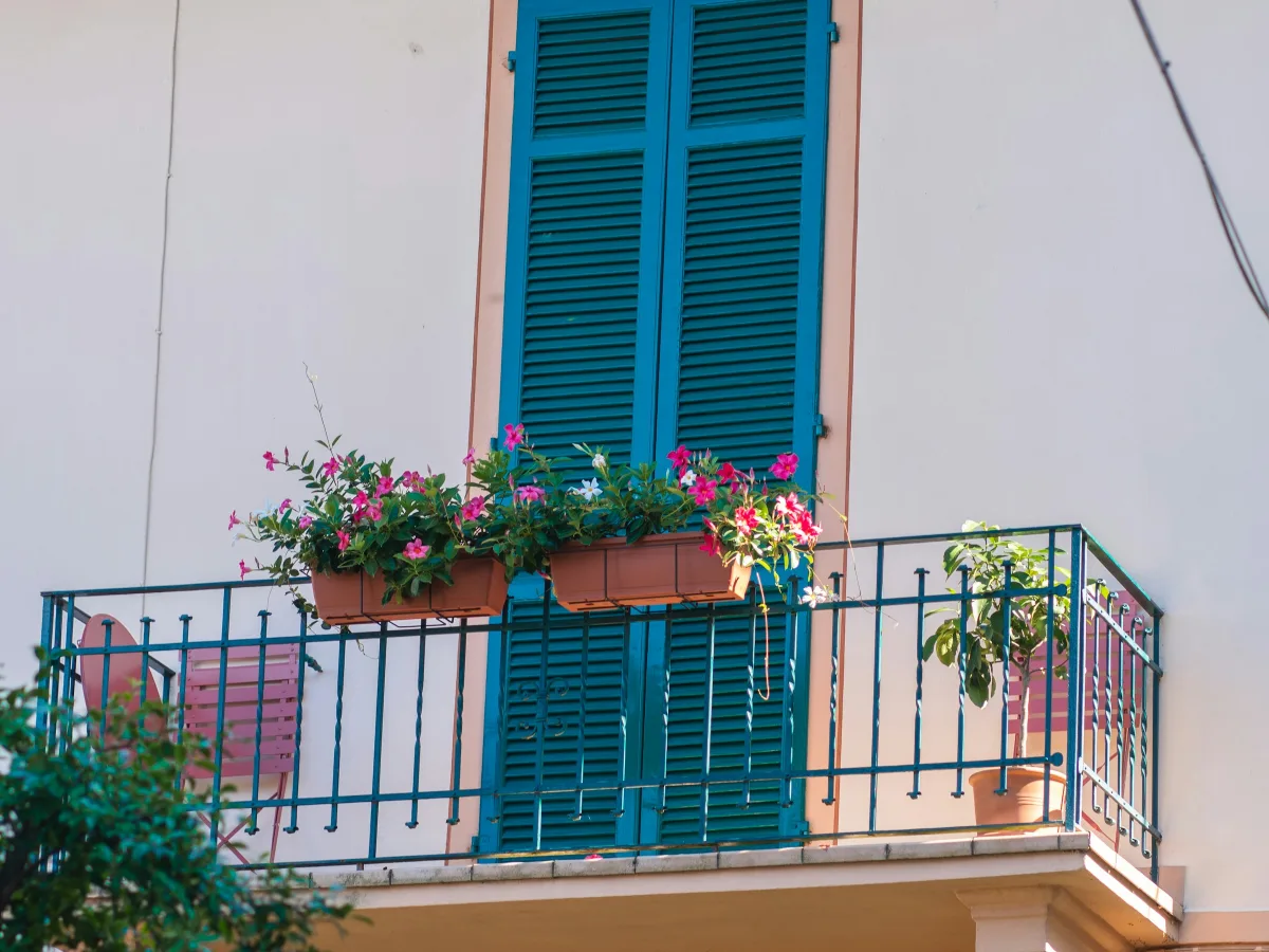 Palazzo con balconi fioriti, gli affitti brevi nelle città italiane