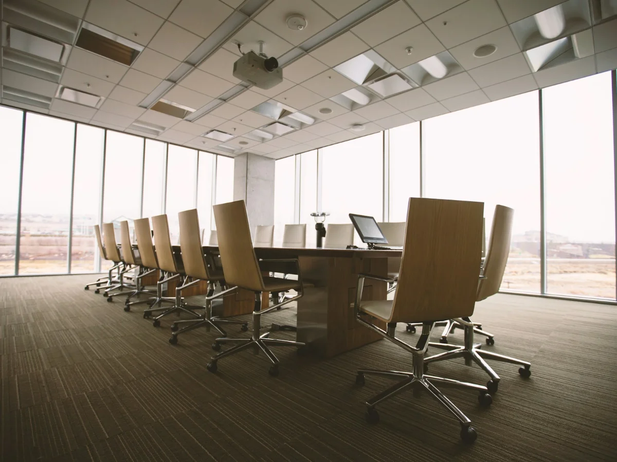 Agenda hospitality ottobre: una sala riunioni pronta per un incontro di settore