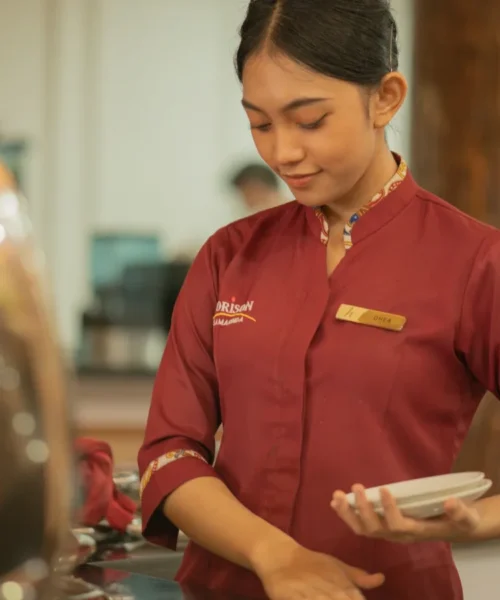 Cameriere in sala in un resort italiano, assunzioni stagionali nel settore alberghiero