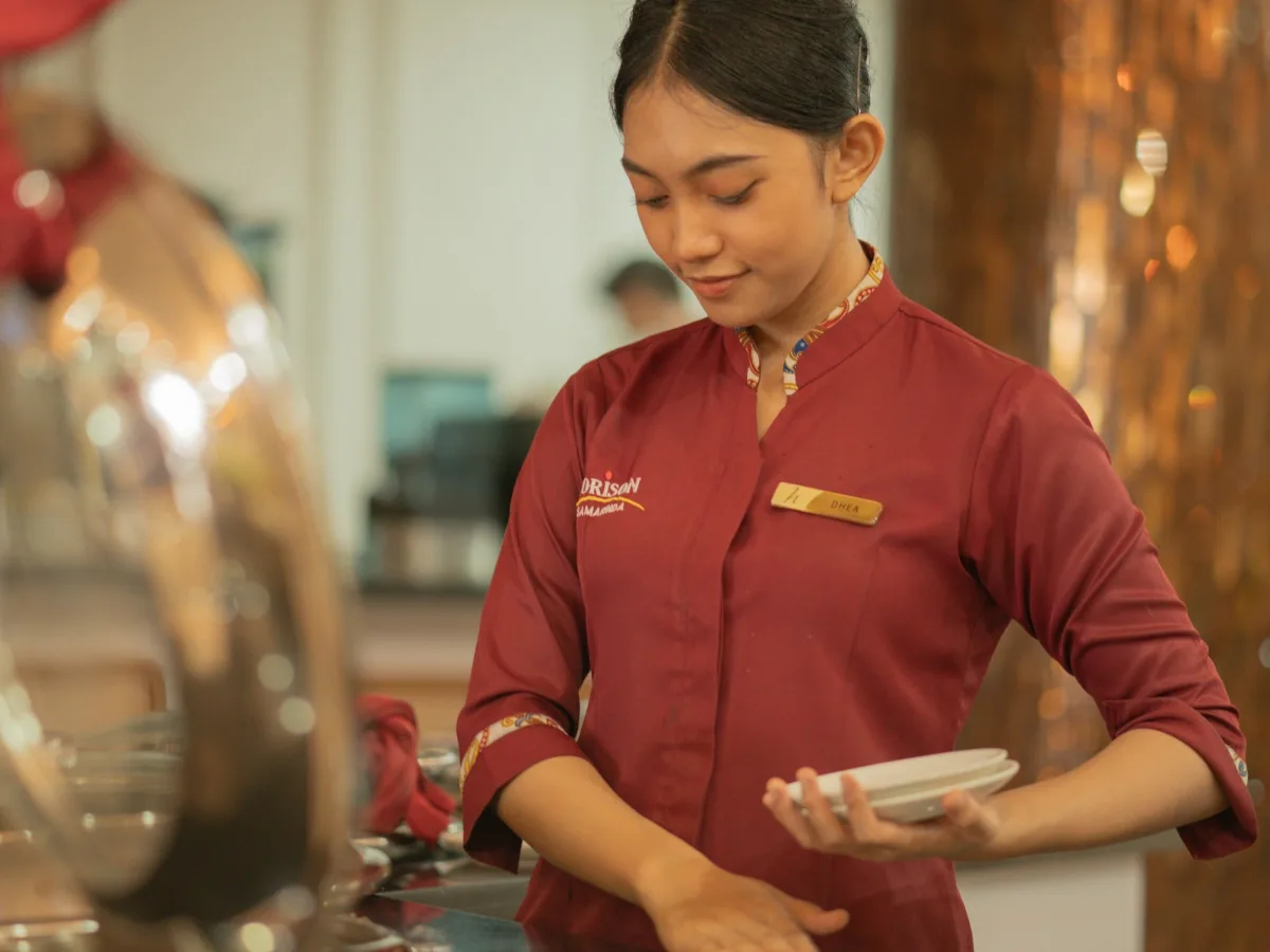 Cameriere in sala in un resort italiano, assunzioni stagionali nel settore alberghiero