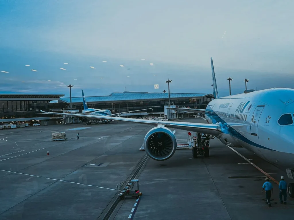 Base Ryanair Rimini, un aereo di linea fermo sul piazzale di un aeroporto