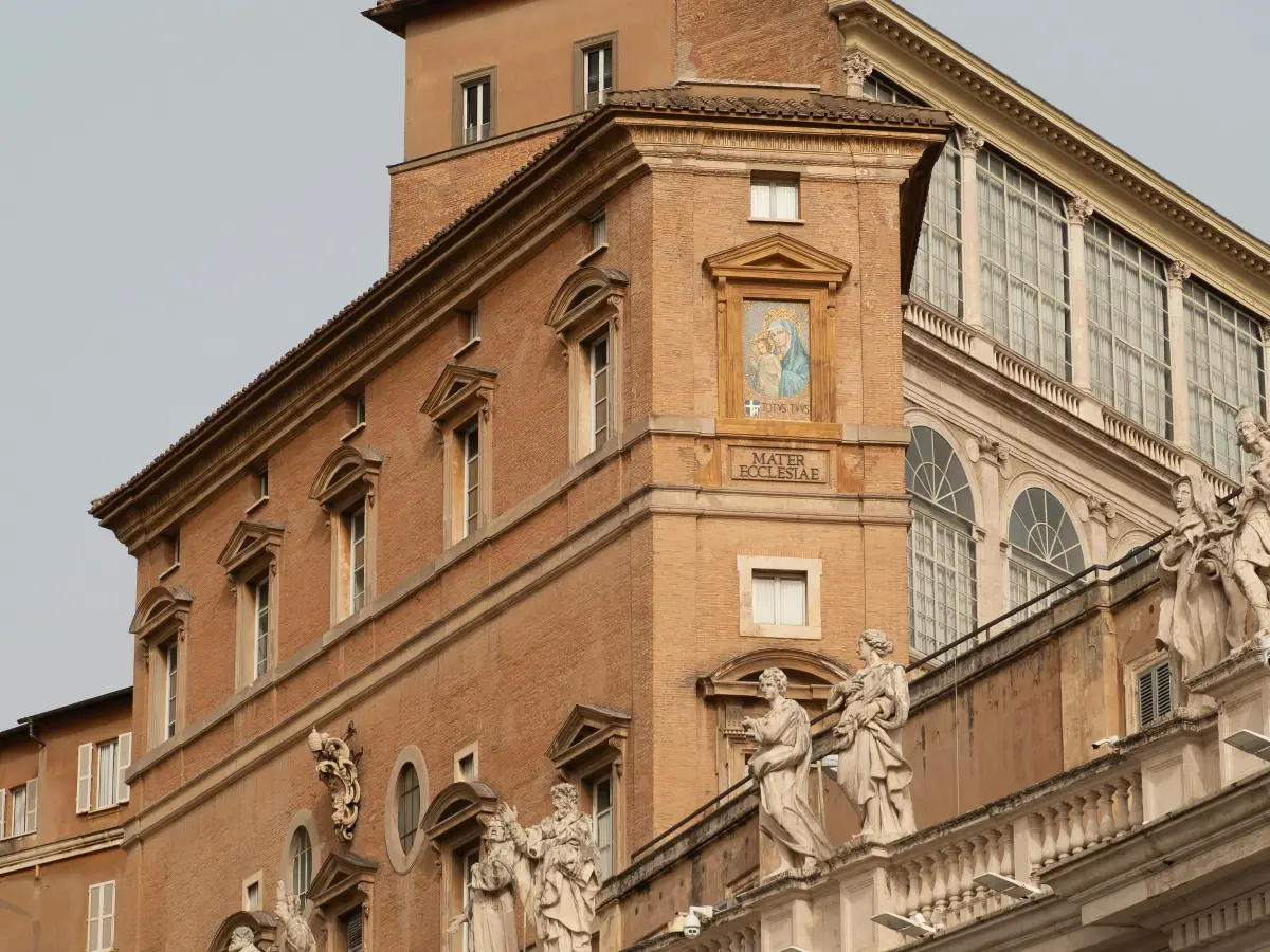Brand alberghiero: facciata di un palazzo storico nel centro di Roma