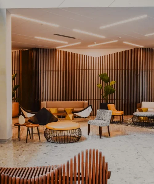 Business travel: lobby di un hotel urbano con ospiti in viaggio di lavoro