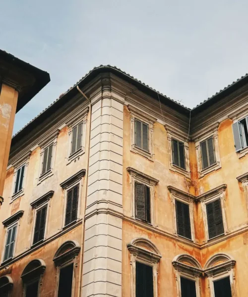 CIN affitti brevi, cortile di un palazzo residenziale italiano con appartamenti turistici