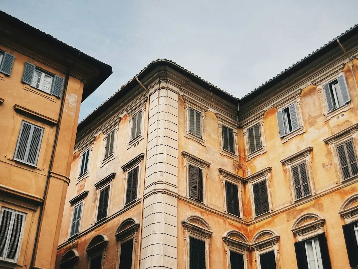 CIN affitti brevi, cortile di un palazzo residenziale italiano con appartamenti turistici