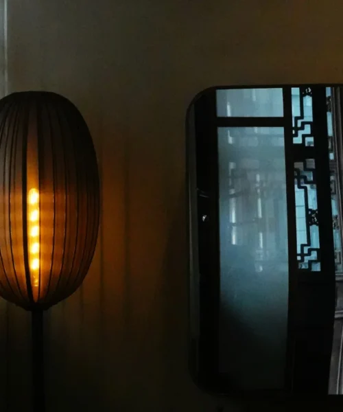 Design alberghiero: specchio illuminato nel bagno di una camera d hotel