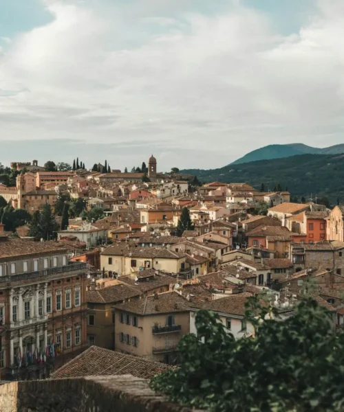 Festa nazionale 4 ottobre, veduta dall alto di un borgo italiano in collina