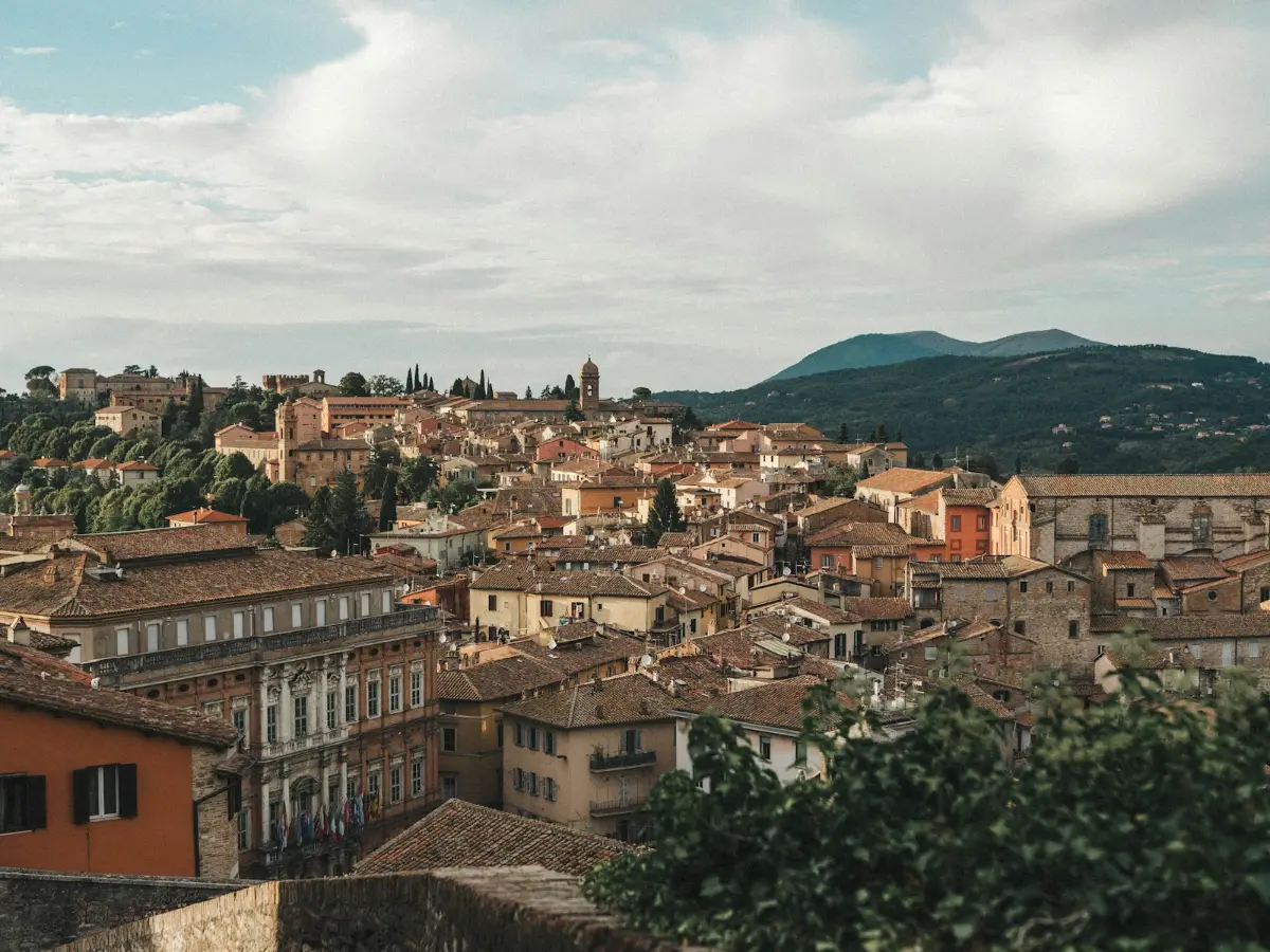 Festa nazionale 4 ottobre, veduta dall alto di un borgo italiano in collina
