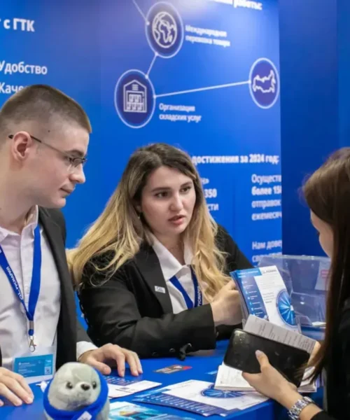 Visitatori agli stand della fiera Hotel Bolzano dedicata all ospitalita