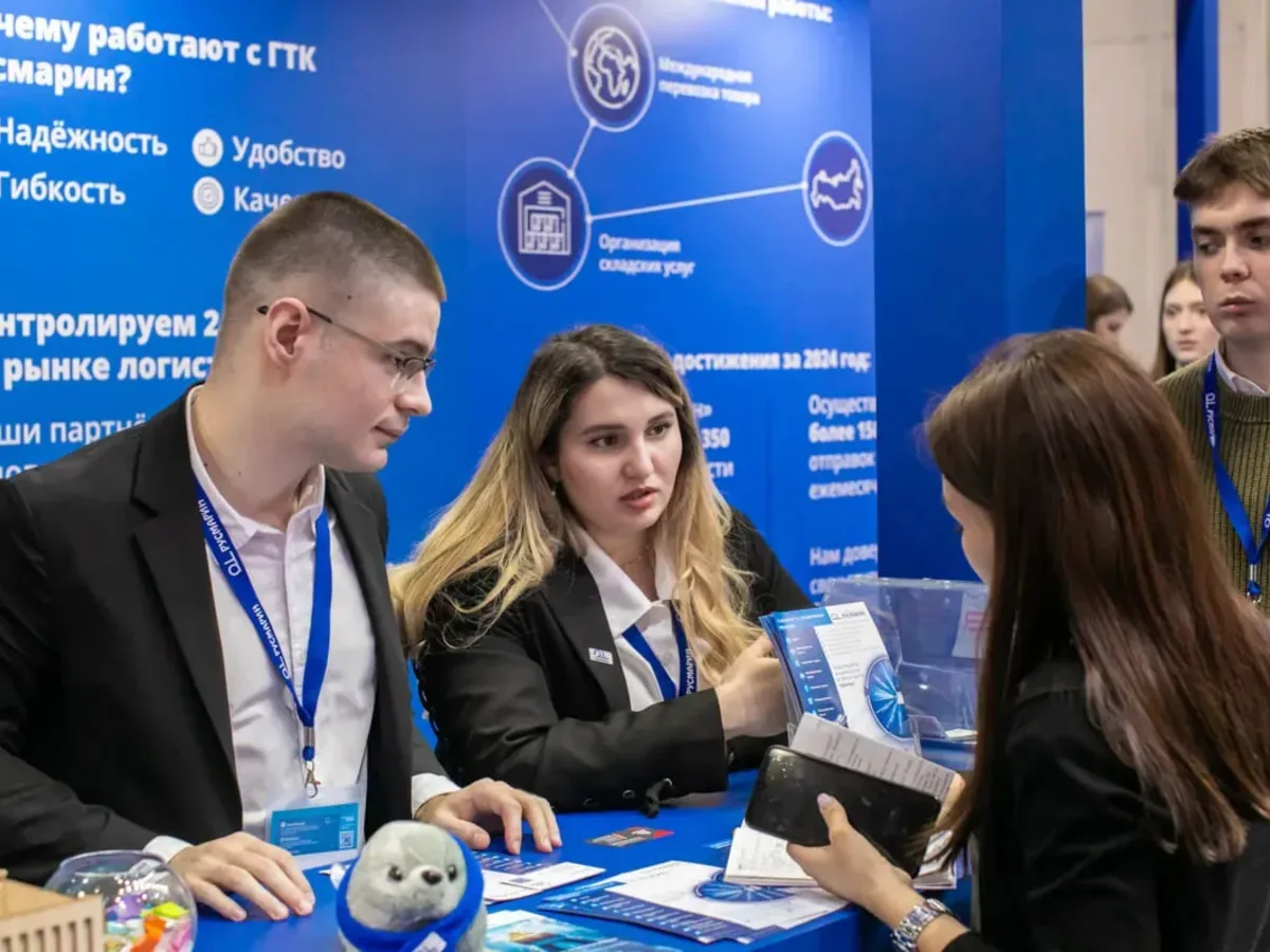Visitatori agli stand della fiera Hotel Bolzano dedicata all ospitalita