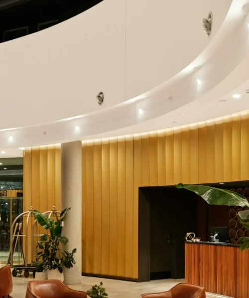 Gestione alberghiera: la hall e la reception di un hotel upscale
