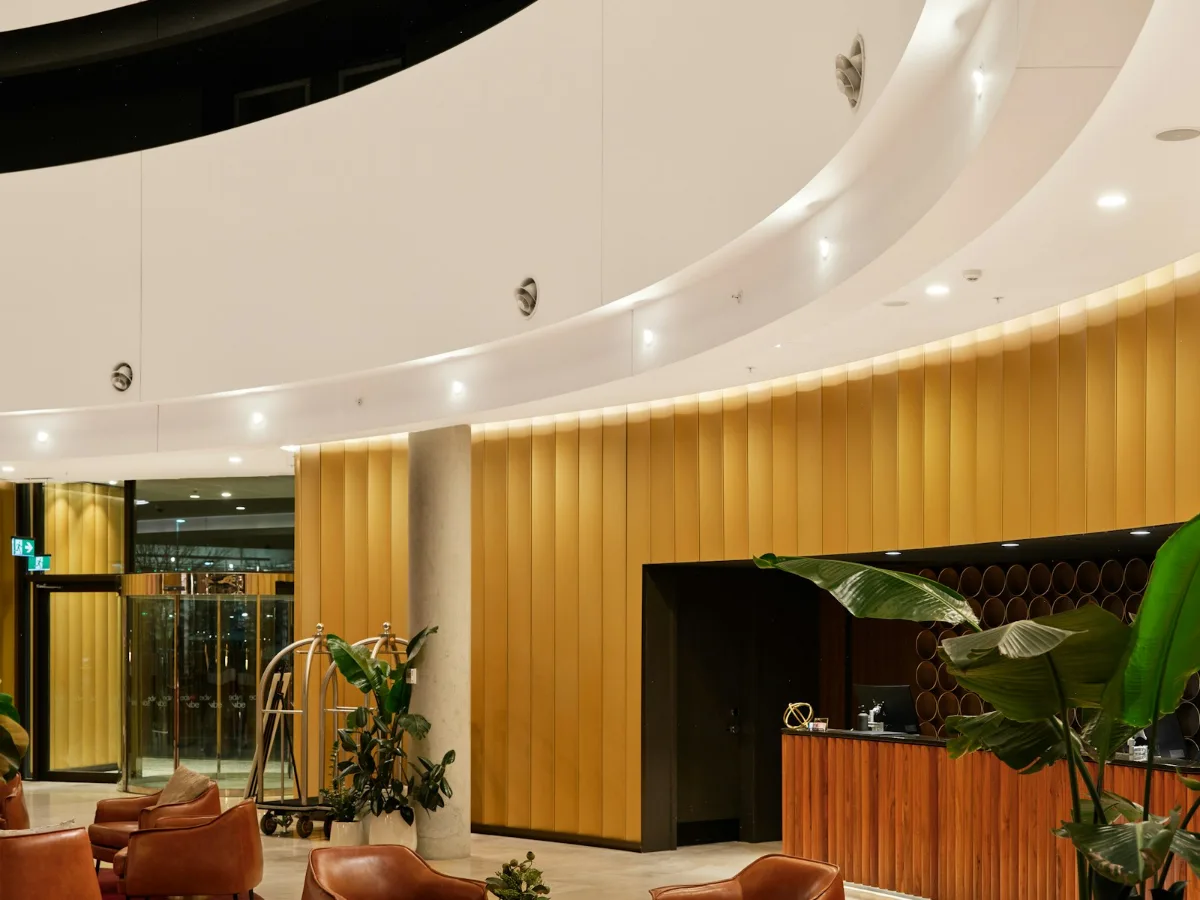 Gestione alberghiera: la hall e la reception di un hotel upscale