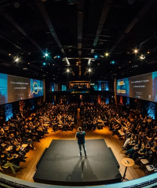 Hospitality Day 2026, relatore sul palco e platea di albergatori al Palacongressi di Rimini