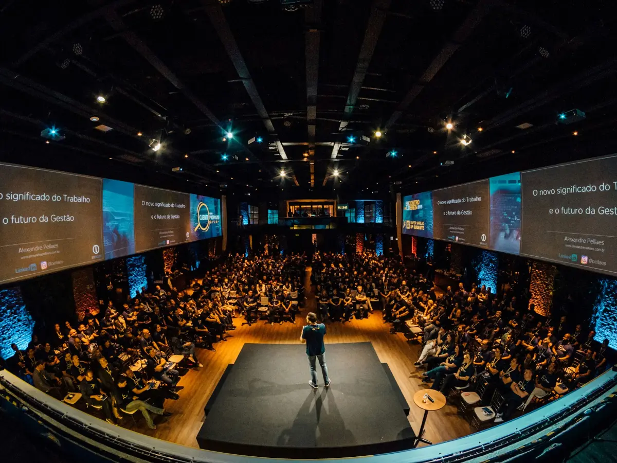 Hospitality Day 2026, relatore sul palco e platea di albergatori al Palacongressi di Rimini