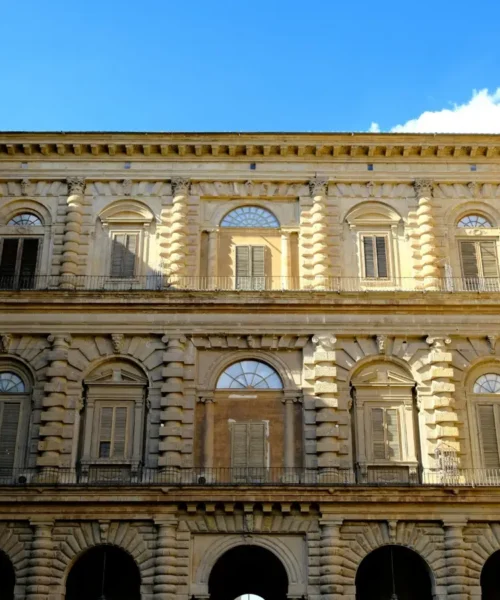 Hotel di lusso a Milano, il cortile porticato di un palazzo storico del centro